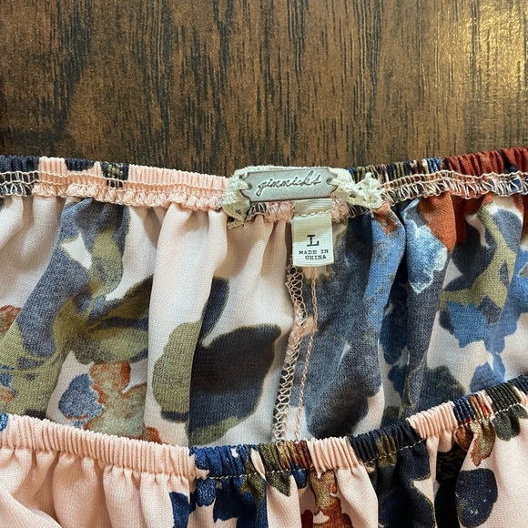 Gimmicks cold shoulder top - Picture 2 of 3